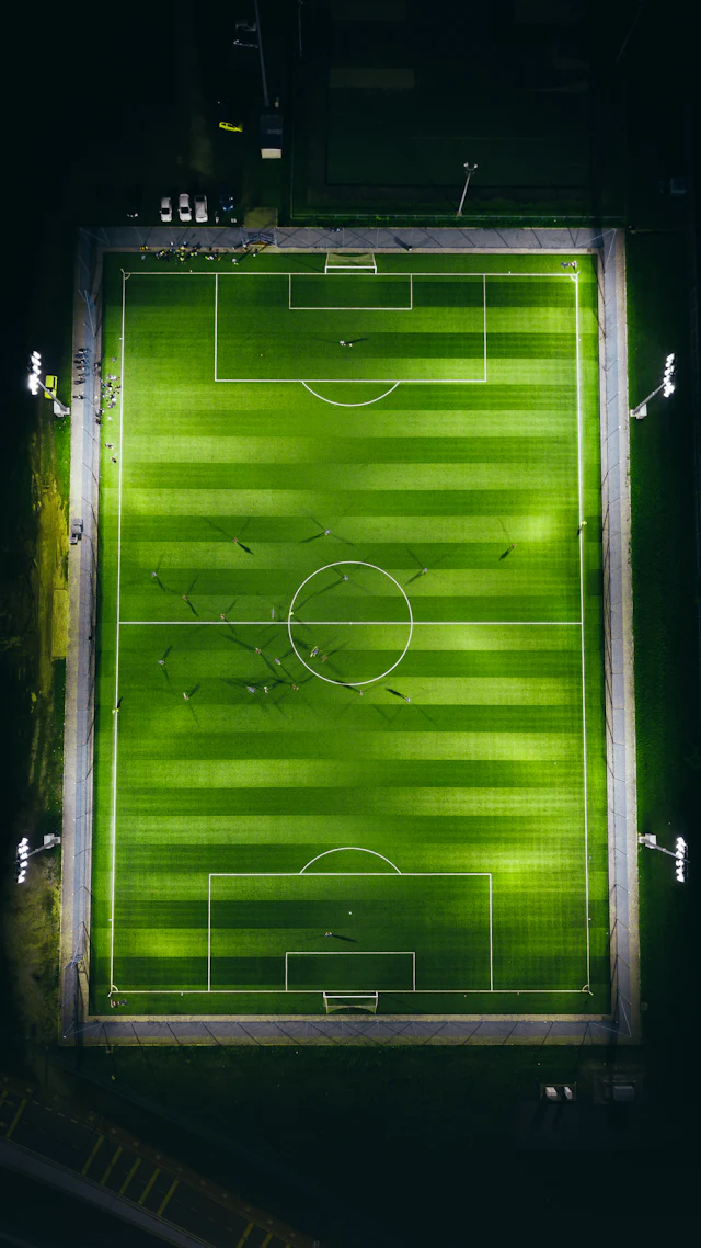 Terrain de football éclairé vu du ciel